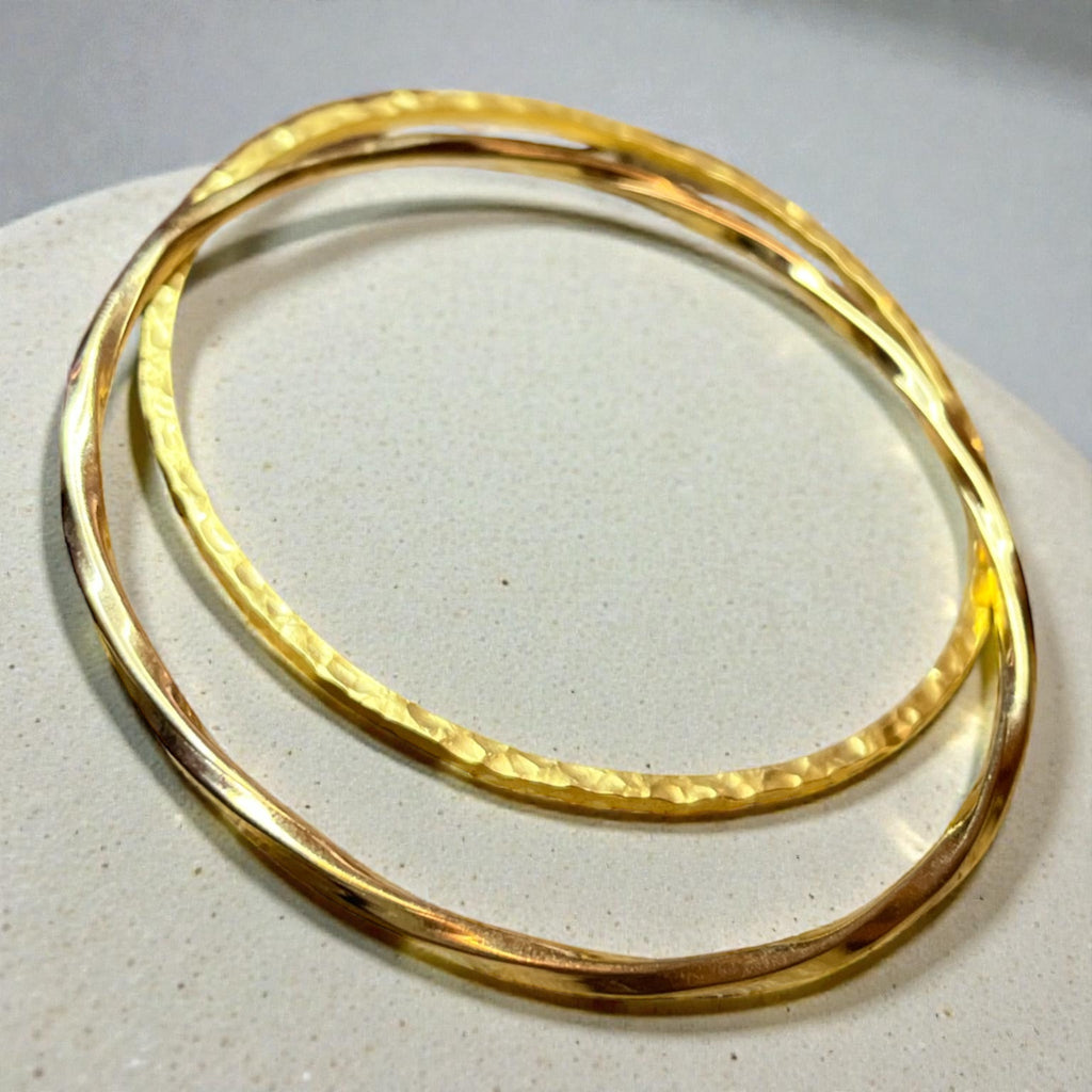 Représentaion du bracelet martelé et du bracelet torsadé sur fond studio