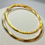 Représentaion du bracelet martelé et du bracelet torsadé sur fond studio