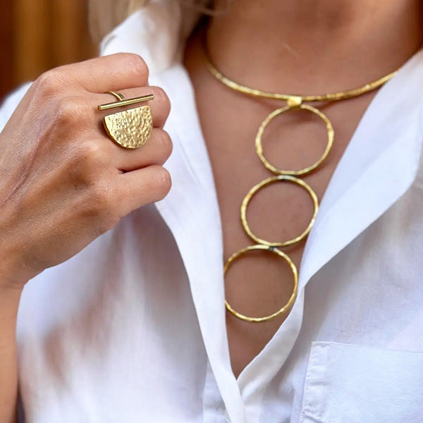 Représentation sur mannequin femme de la bague Kenya doré en laiton véritable