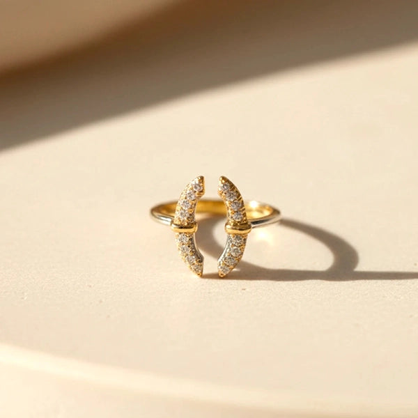 Représenttion de la bague Secure dorée à l'or fin 24 carats sur fond studio gris