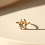 Représenttion de la bague Secure dorée à l'or fin 24 carats sur fond studio gris