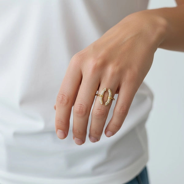 Représentation de la bague Secure sur une main de mannequin femme