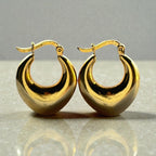 Représentation des boucles créoles sweetheart sur fond studio