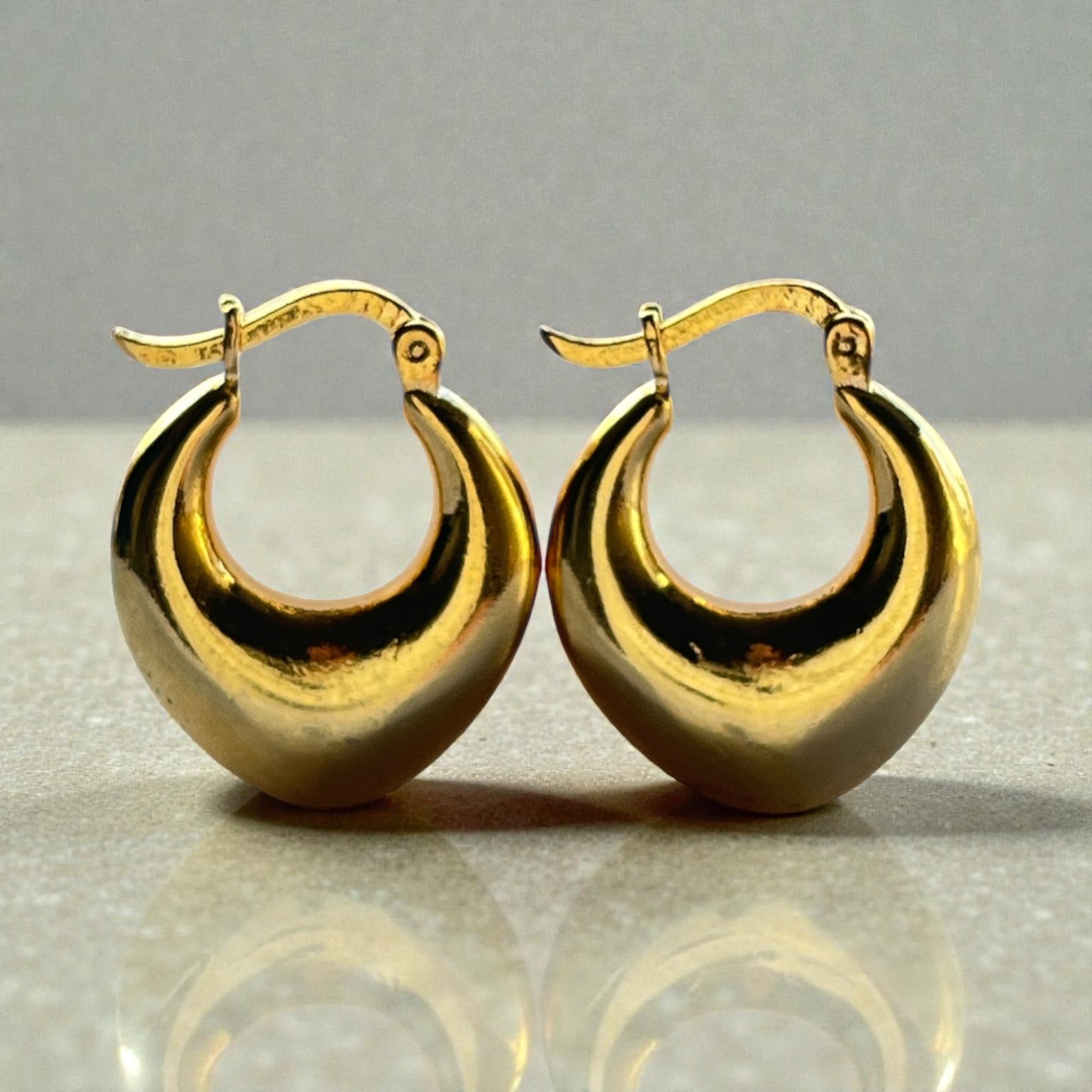 Représentation des boucles créoles sweetheart sur fond studio