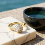 Décor bague Glow dorée à l'o 24 carats sur fond nature