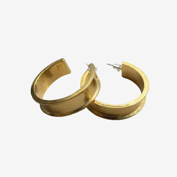 Représentation des grandes boucles créoles Cassie dorées à l'or fin 24 carats
