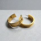 Représentation des grandes boucles créoles Cassie dorées à l'or fin 24 carats