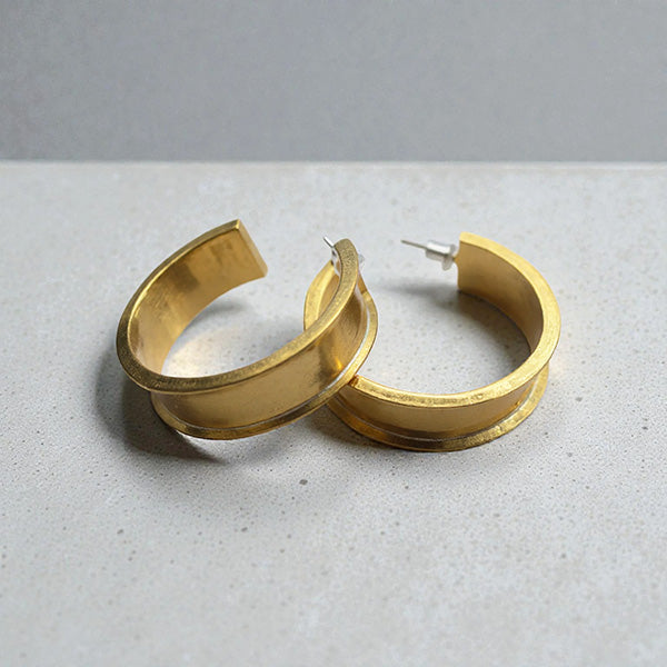 Représentation des grandes boucles créoles Cassie dorées à l'or fin 24 carats