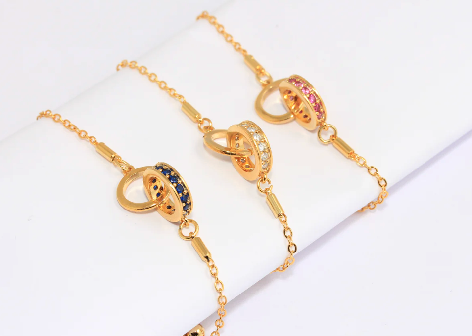 Image représentant les bracelet à bélières en 3 couleurs sur fond blanc