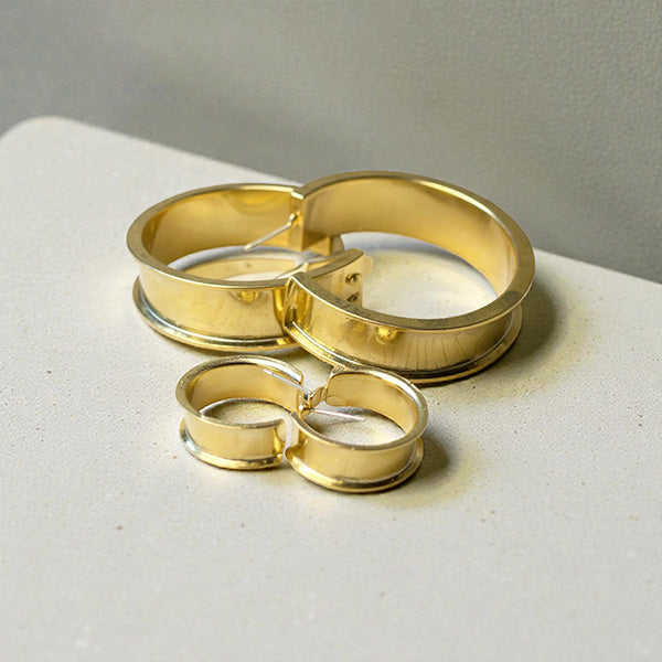 Représentation des deux paires de créoles Cassie sur fond studio gris