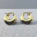 Représentation de deux paires de boucles sweethert créoles sur fond studio