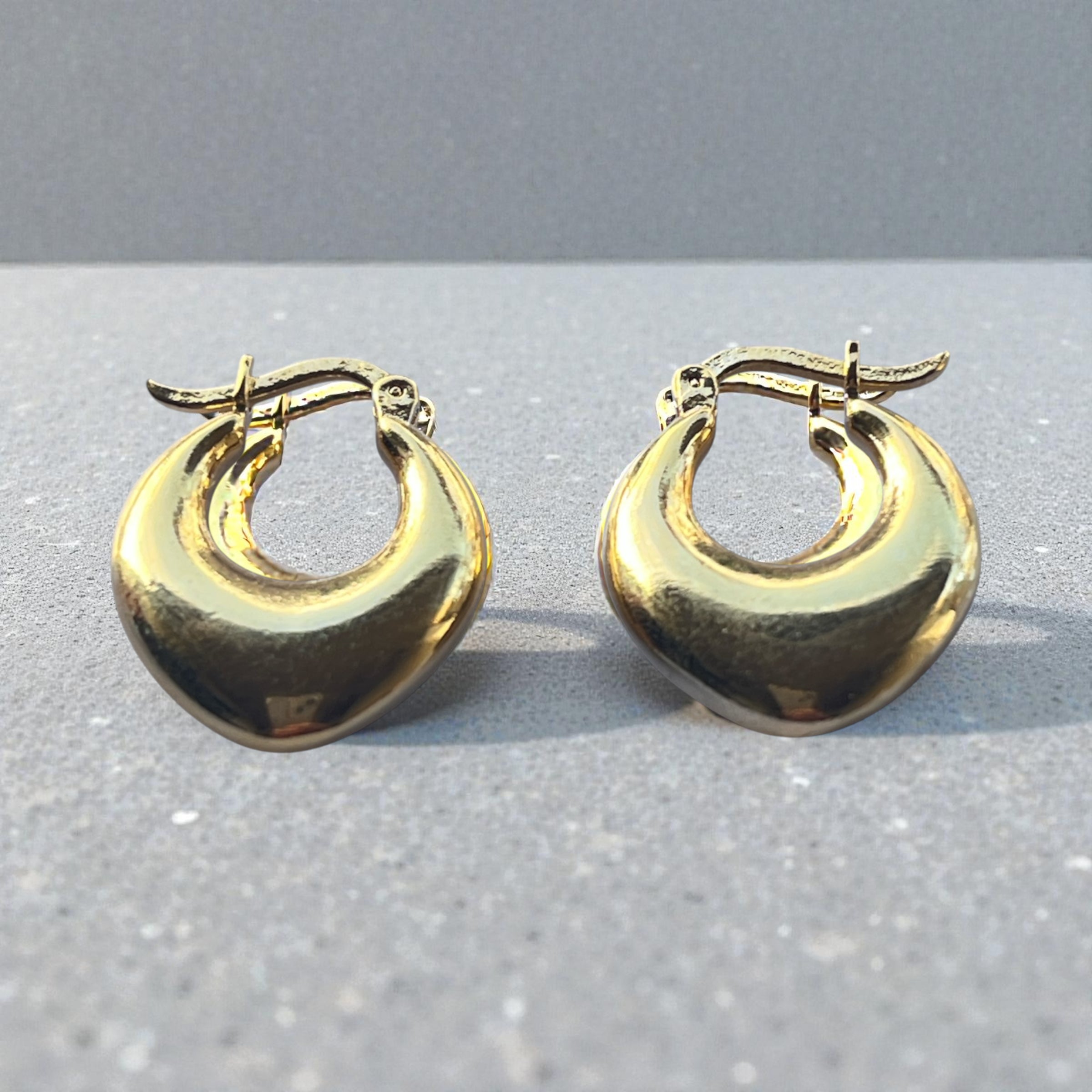 Représentation de deux paires de boucles sweethert créoles sur fond studio