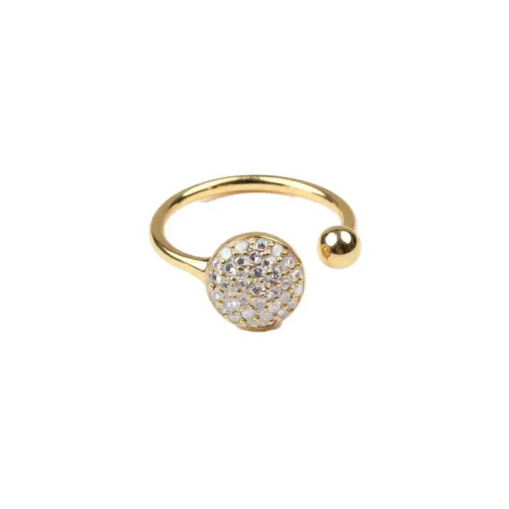 Bague solitaire glow dorée à l'or fin 24 carats sur fond blanc