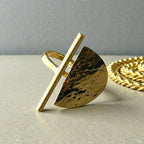 Représentation de la bague Kenya sur fond studio gris