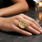 Rreprésentation de la bague Knya sur la main d'une mannequin sur un comptoir