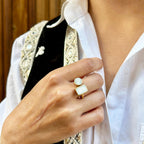 Représentation de la bague Tessa portée sur un mannequin femme