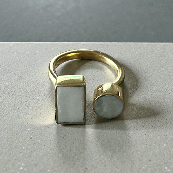 Représentation de la bague Tessa sur fond studio gris