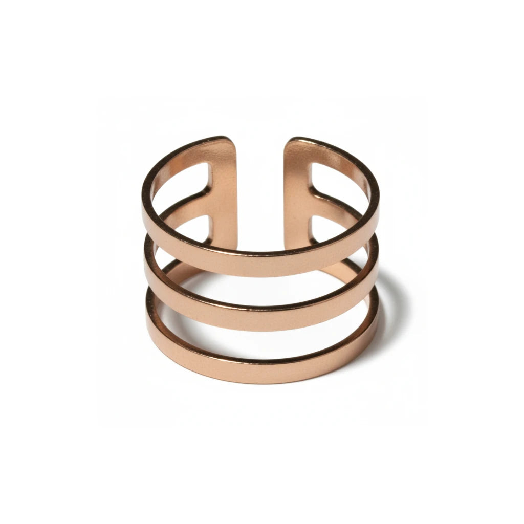 bague dorée or rose sur fond blanc