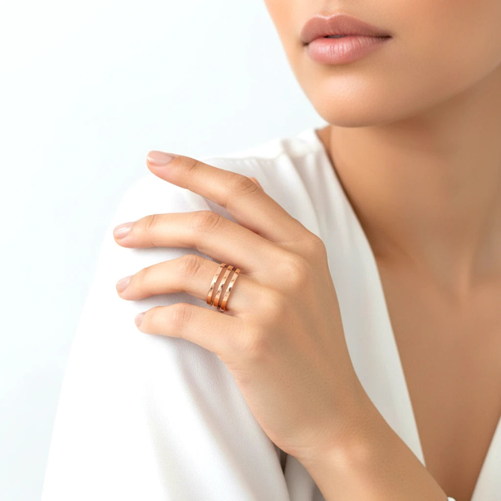 Représentation de la bague dorée or rose sur mannequin focus main