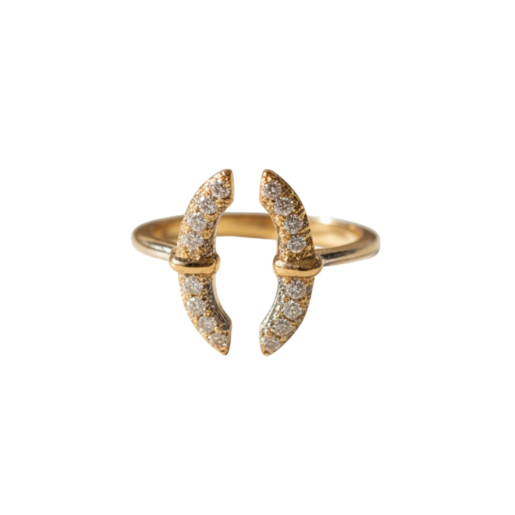 Bague Secure dorée à l'or fin 24 carats sertie de zircons blancs sur fond blanc