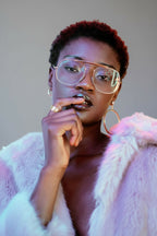 Représentation de la bague spirale dorée sur mannequin femme