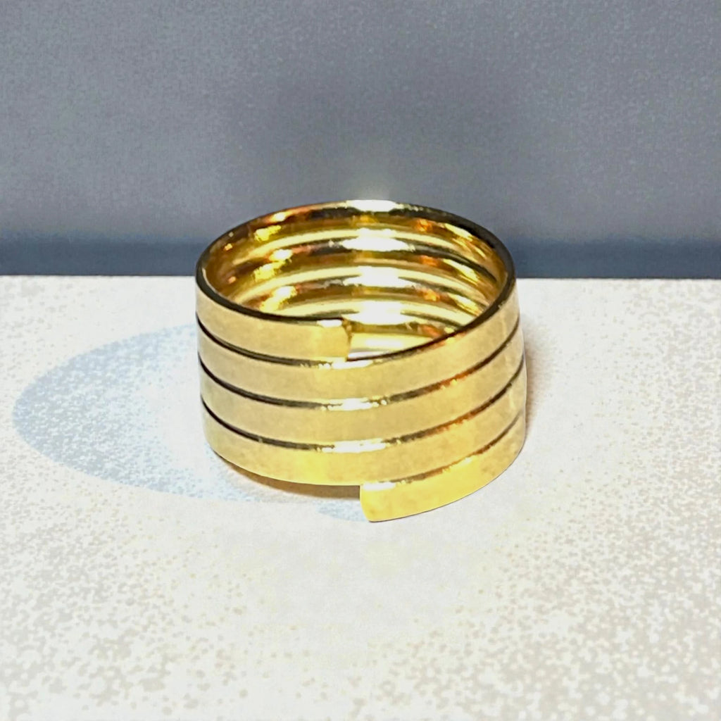 Représentation de la bague spirale sur fond studio gris béton