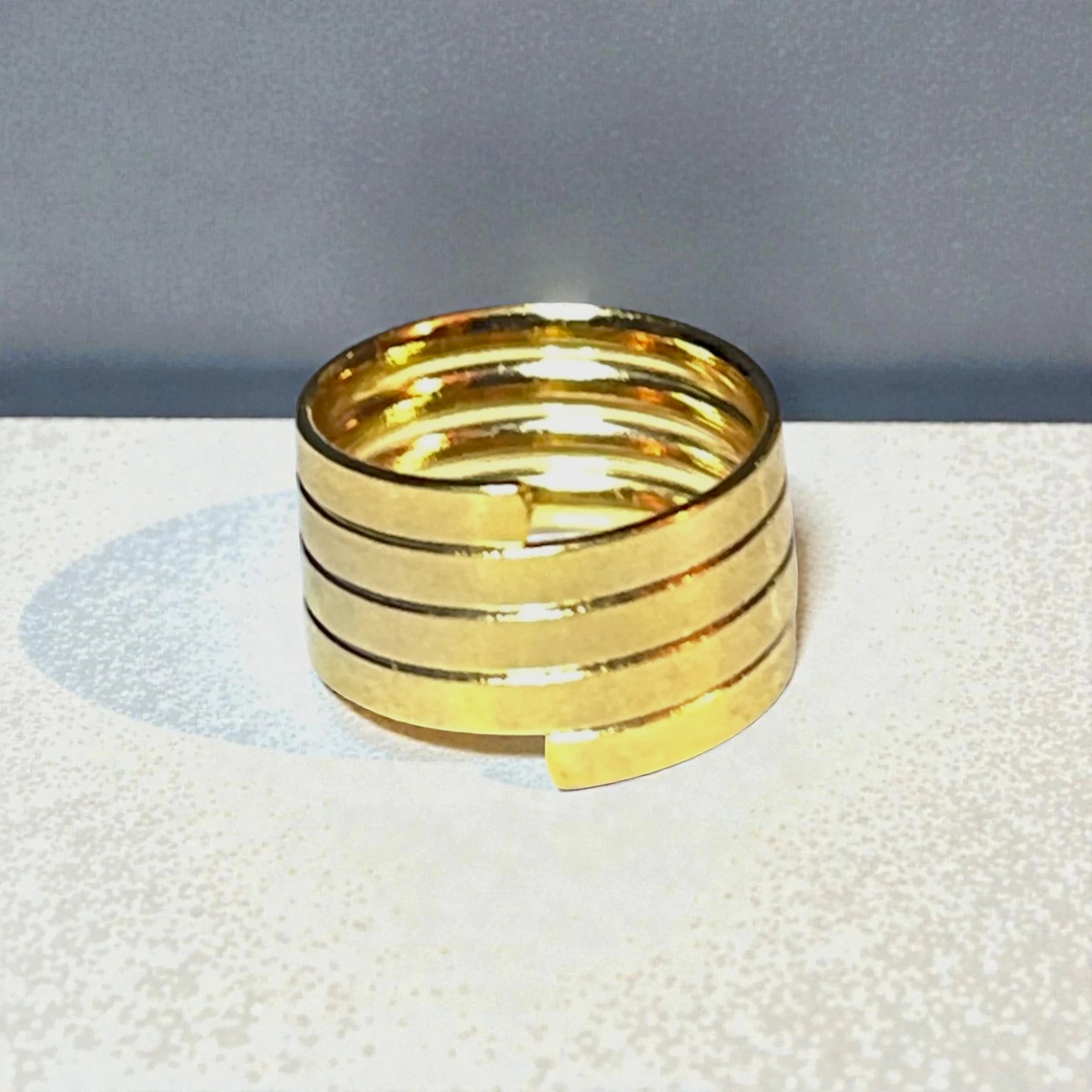 Représentation de la bague spirale sur fond studio gris béton