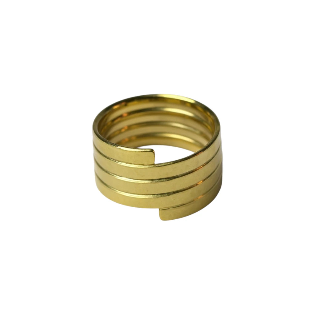 bague spirale dorée à l'or fin 24 carats sur fond blanc
