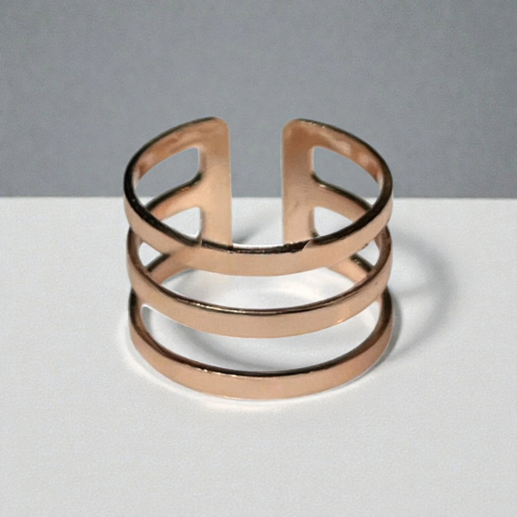 Représentation de la bague doré à l'or rose sur fond studio