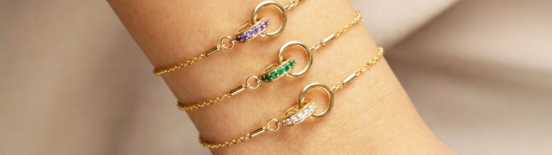 Image représentant les 3 bracelets à bélière en couleurs rubis, émeraude et blanc