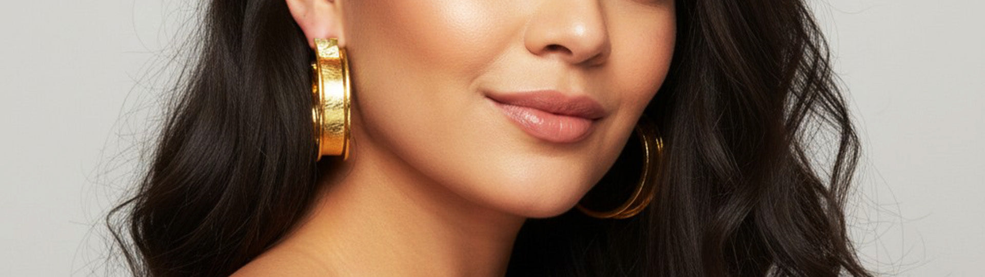 Représentation des boucles d'oreille créoles Cassie sur mannequin page d'accueil