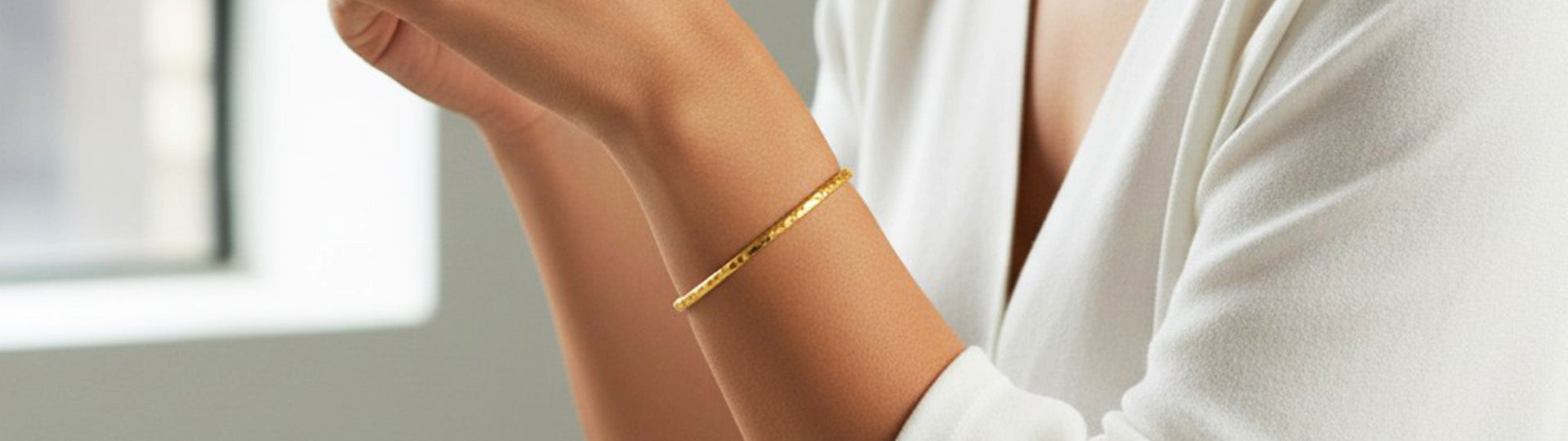 Représentation du bracelet martelé sur un. mannequin de profil - focus bras et bracelet