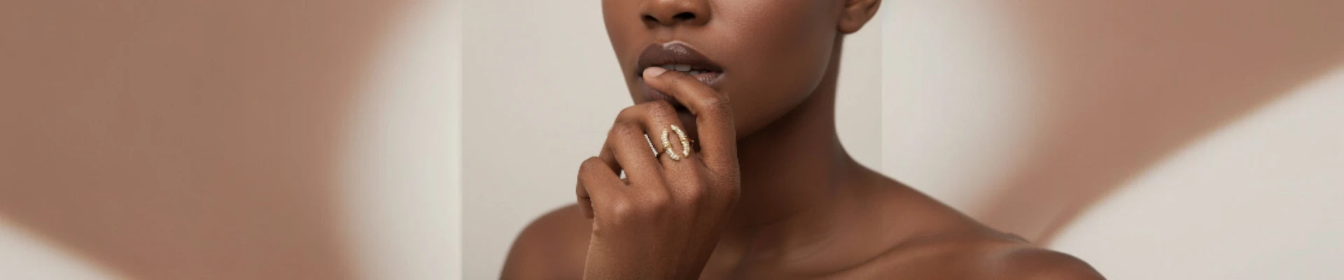 représentation de la bague secure dorée sur mannequin page d'accueil en forma 16:9