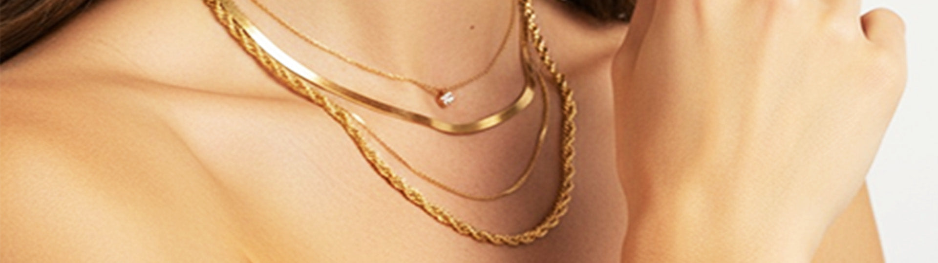 Représentation de plusieurs colliers sur mannequin incluant les colliers Twist