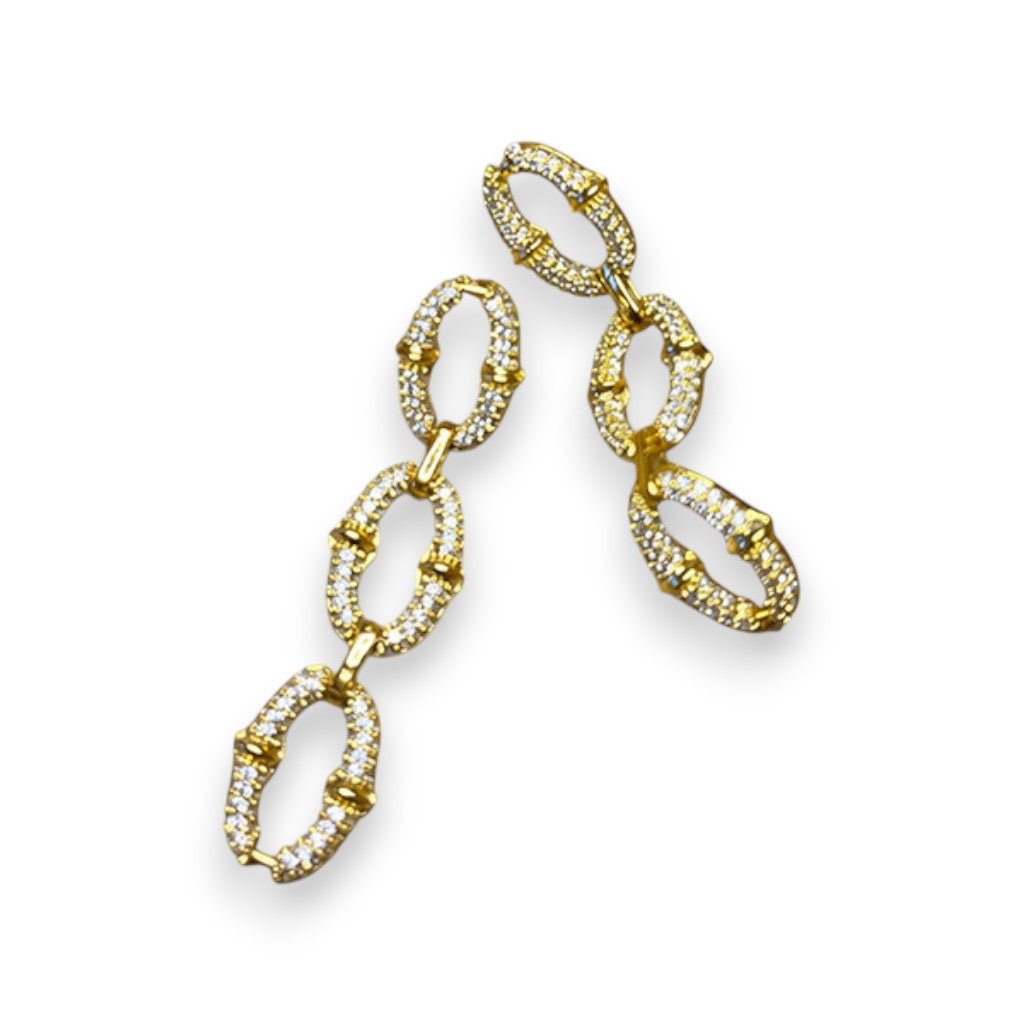 boucles pendantes dorées à l'or fin sur fond blanc