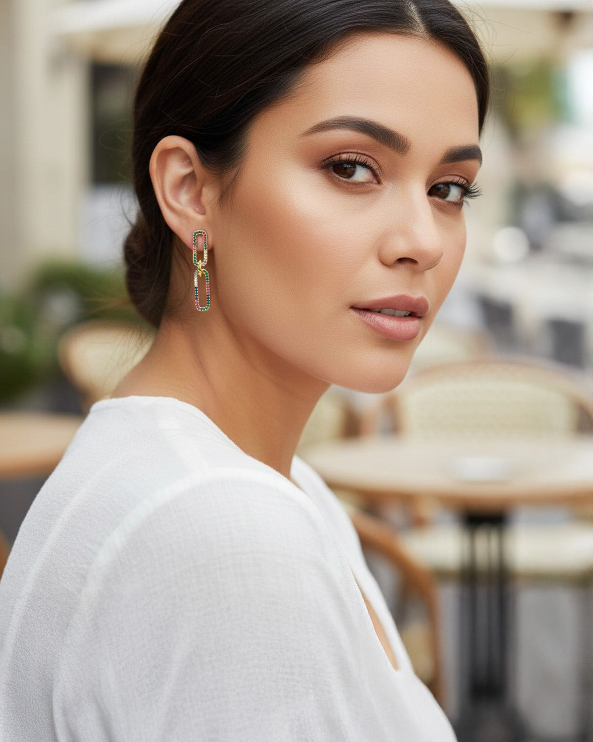 représentation des boucles pendantes multicolores sur mannequin page d'accueil-format plus grand