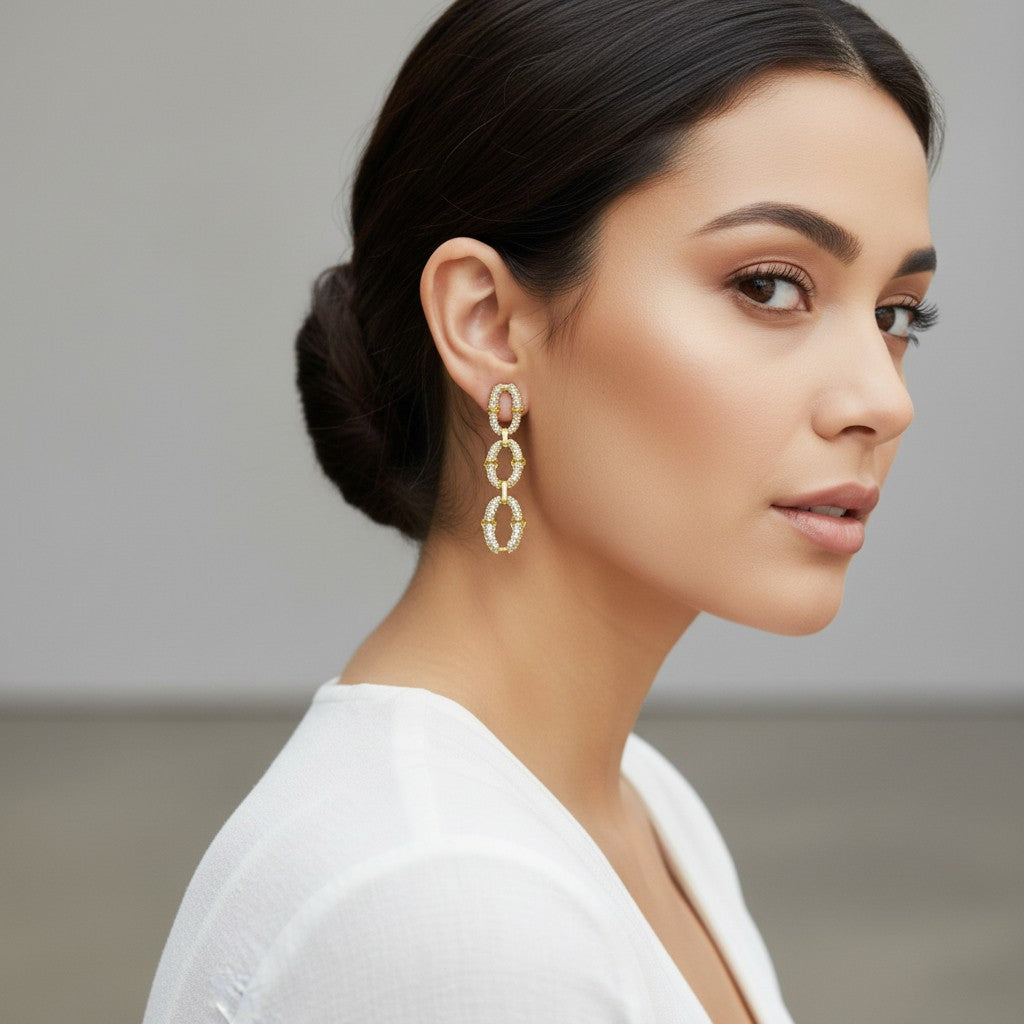 Représentation des boucles pendantes Secure dorées à l'or fin 24 carats sur modèle femme de profil