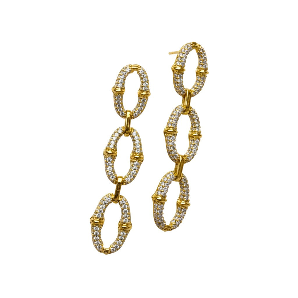 Représentation des boucles pendantes Secure dorées à l'or fin 24 carats sur fond blanc.