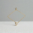 Représentation du bracelet à bélière sur fond studio