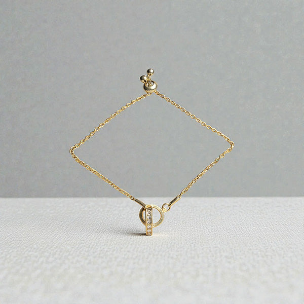 Représentation du bracelet à bélière sur fond studio