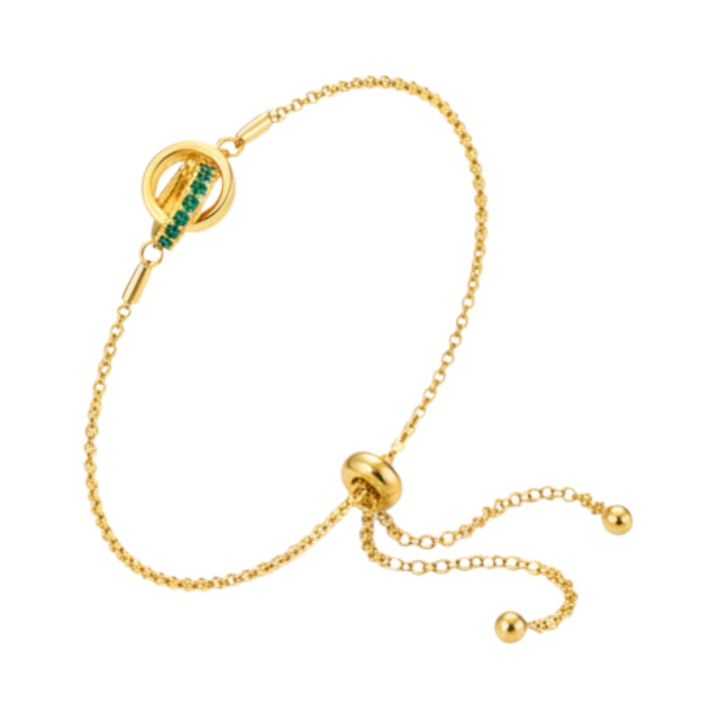 bracelet à bélière doré à l'or fin 24 carats sur fond blanc