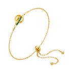 bracelet à bélière doré à l'or fin 24 carats sur fond blanc