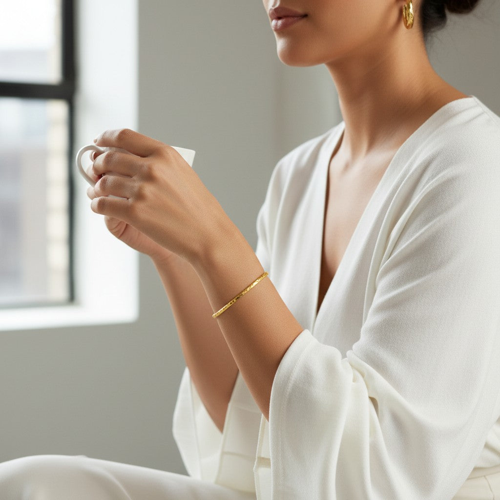 Représentation du bracelet jonc martelé sur un mannequin femme de profil