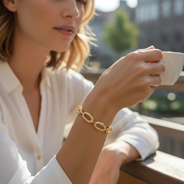 Représentation sur mannequin femme  du bracelet Secure doré à l'or fin 24 carats