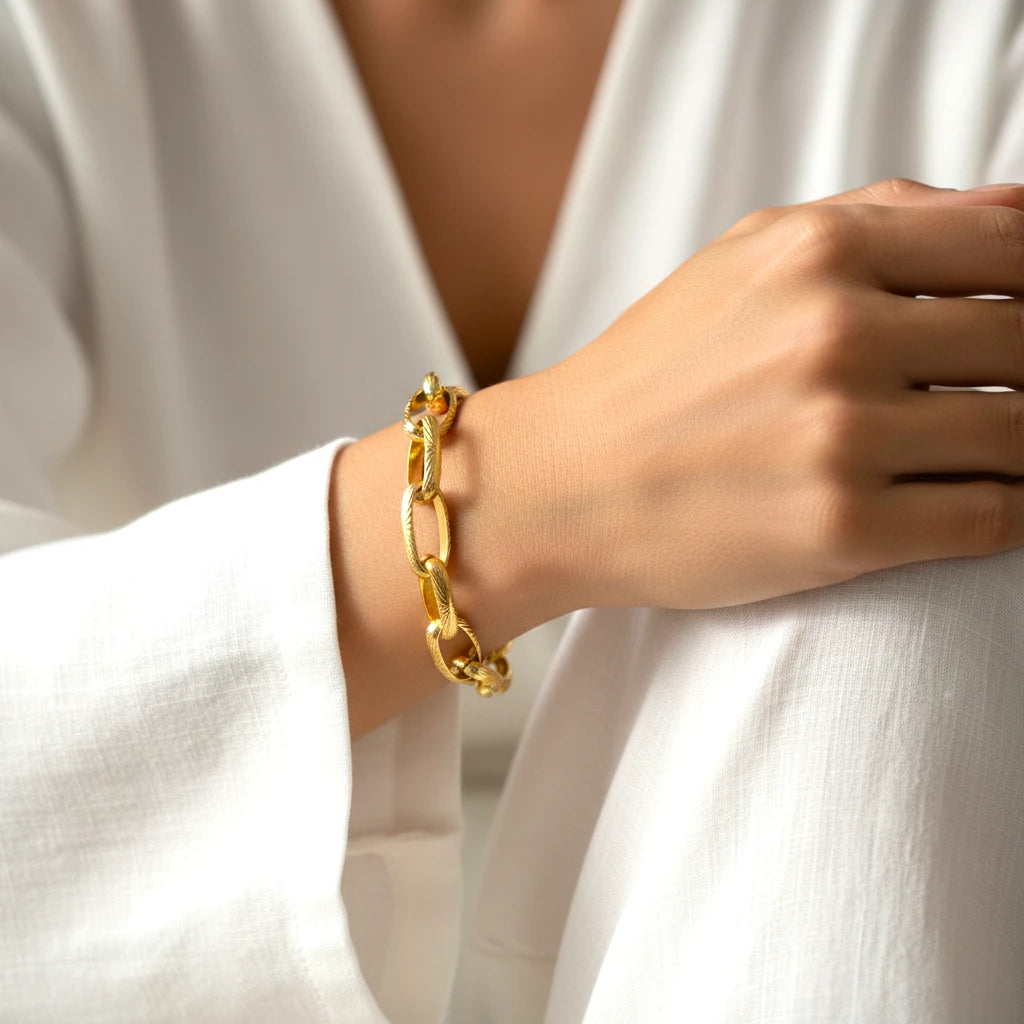 Représentation du bracelet femme à maillons premium sur un mannequin femme