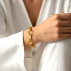 Représentation du bracelet femme à maillons premium sur un mannequin femme
