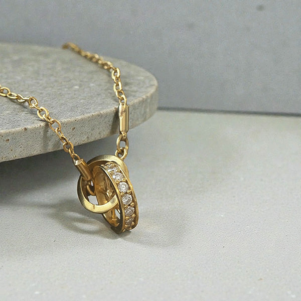 Variante du bracelet doré à bélière couleur blanche