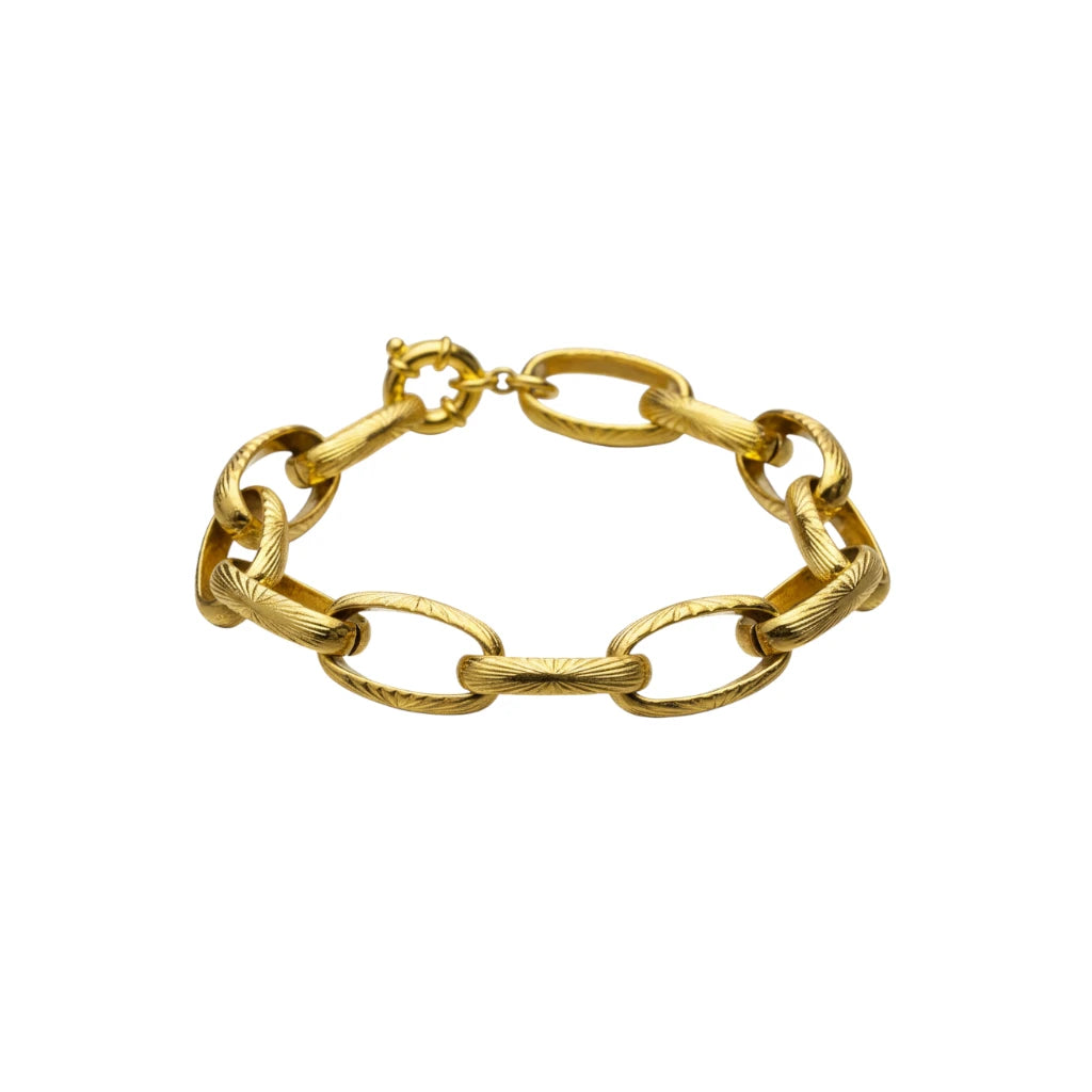 bracelet à maillons ovales doré à l'or fin 24 carats sur fond blanc