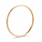 bracelet martelé doré à l'or fin 24 carats sur fond blanc