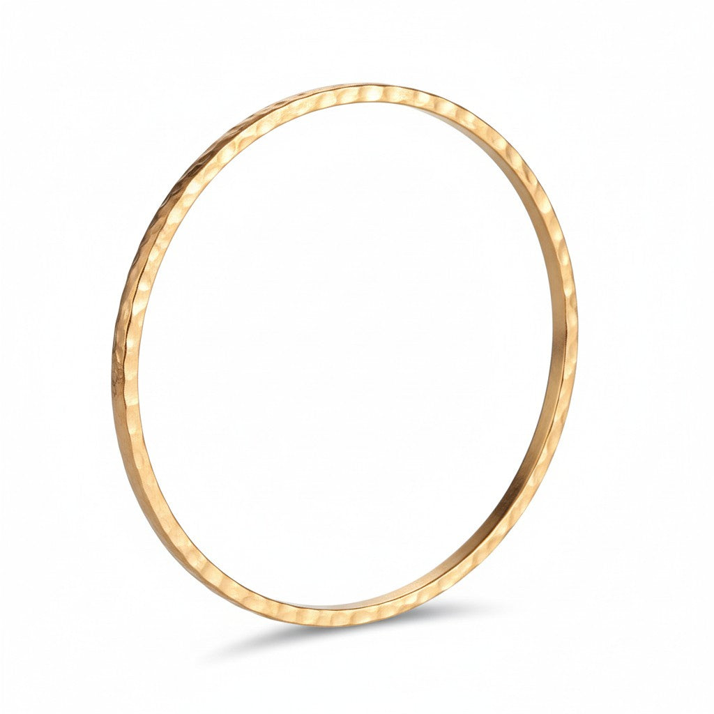 bracelet martelé doré à l'or fin 24 carats sur fond blanc